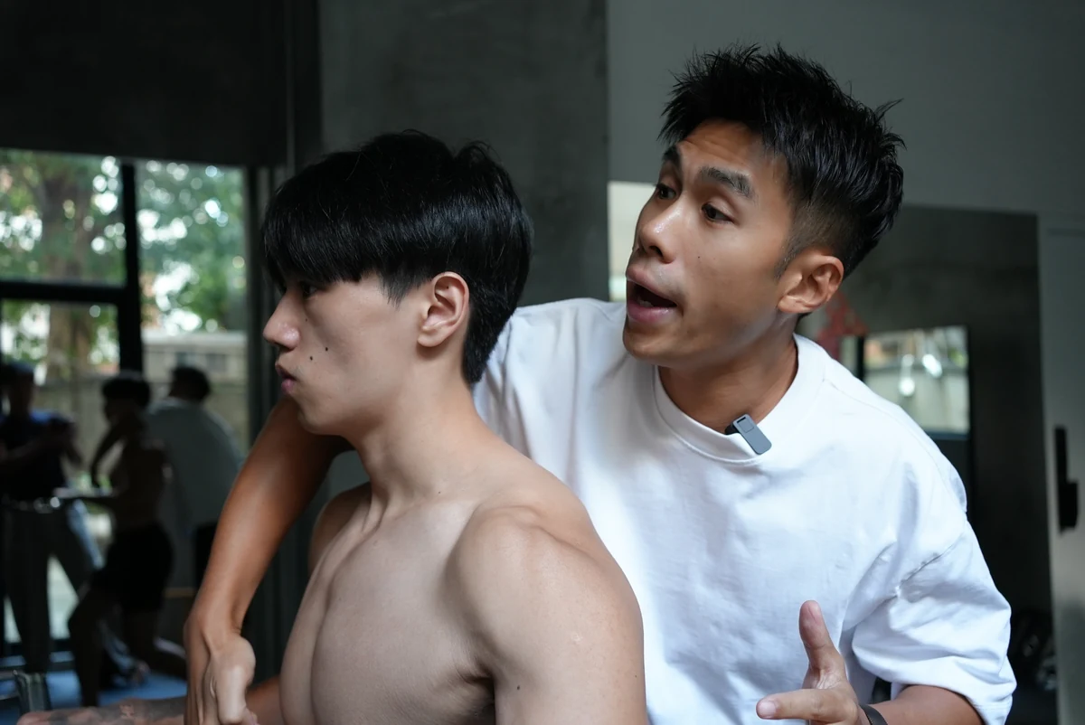 Taka 貼近學員，一邊說明一邊引導他的動作