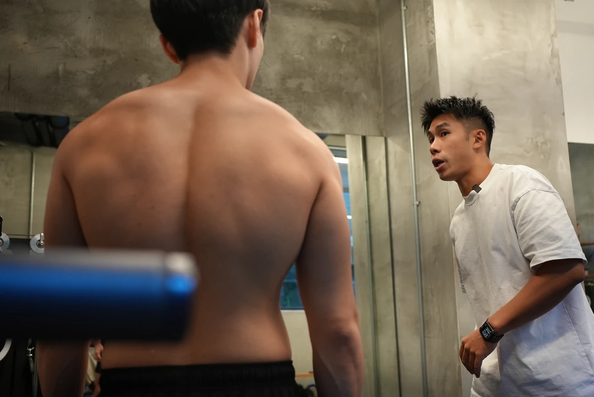 Taka 站在學員背後,觀察他背部與肩胛的狀態